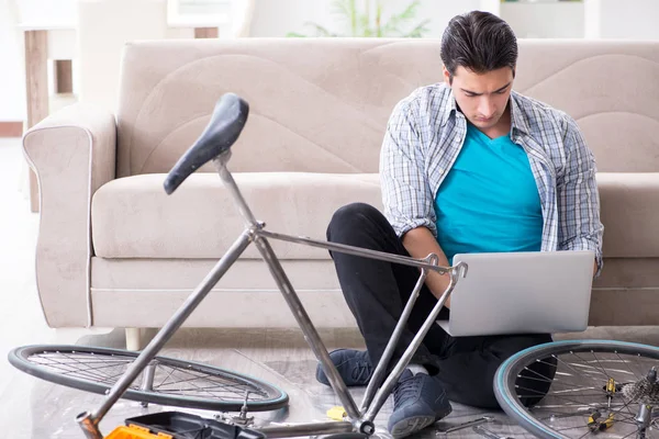 家で自転車を修理する若い男 — ストック写真