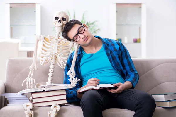 Estudante estudando com esqueleto se preparando para exames — Fotografia de Stock