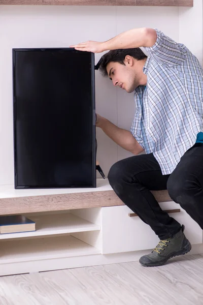 Hombre reparar roto tv en casa — Foto de Stock