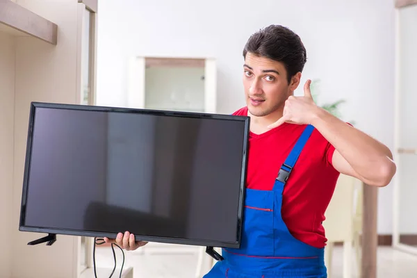 Professionell reparatör som reparerar trasig tv — Stockfoto