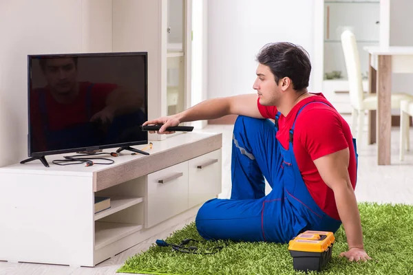 Profesyonel tamir mühendisi bozuk televizyonu tamir ediyor.