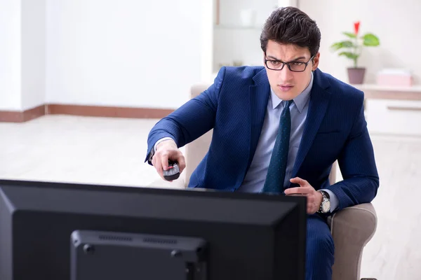 Zakenman tv aan het kijken op kantoor — Stockfoto