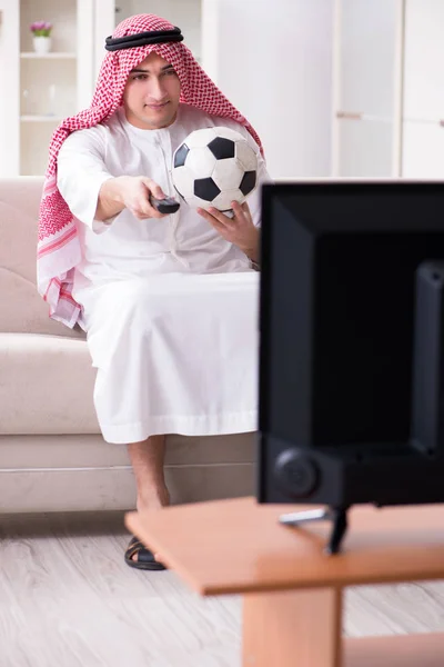 Arabo uomo guardando la tv a casa — Foto Stock