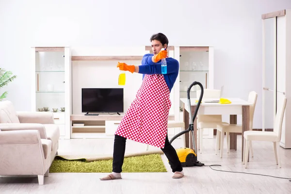 Contratista hombre limpieza casa haciendo tareas —  Fotos de Stock