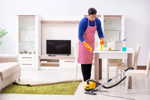 Wykonawca Sprząta Dom Wykonując Prace Domowe — Zdjęcie stockowe