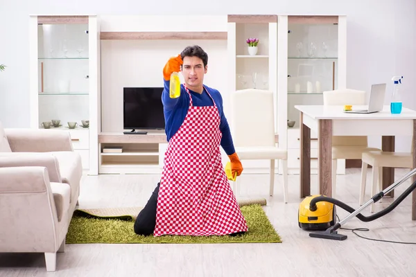 Entrepreneur homme nettoyage maison faire des tâches ménagères — Photo
