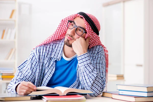 Estudante árabe se preparando para exames universitários — Fotografia de Stock