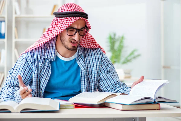 Üniversite sınavlarına hazırlanan Arap öğrenci
