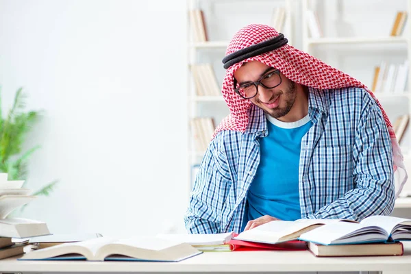 Estudante árabe se preparando para exames universitários — Fotografia de Stock