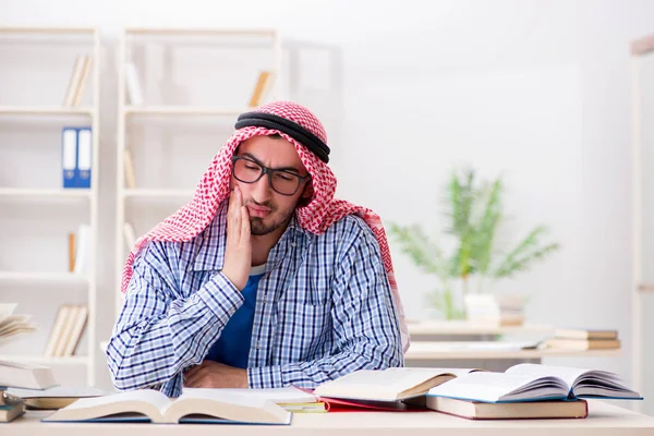 Üniversite sınavlarına hazırlanan Arap öğrenci