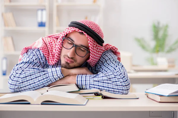 Üniversite sınavlarına hazırlanan Arap öğrenci