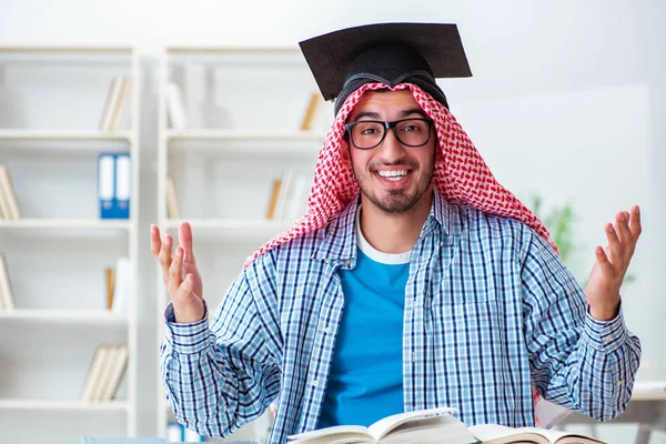 Studente arabo preparazione per gli esami universitari — Foto Stock