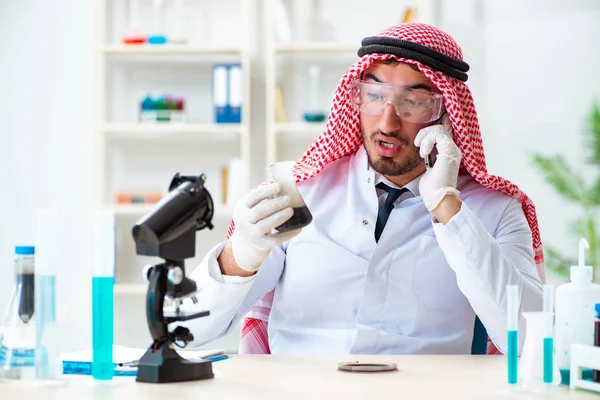 Científico químico árabe probando la calidad de la gasolina de petróleo —  Fotos de Stock