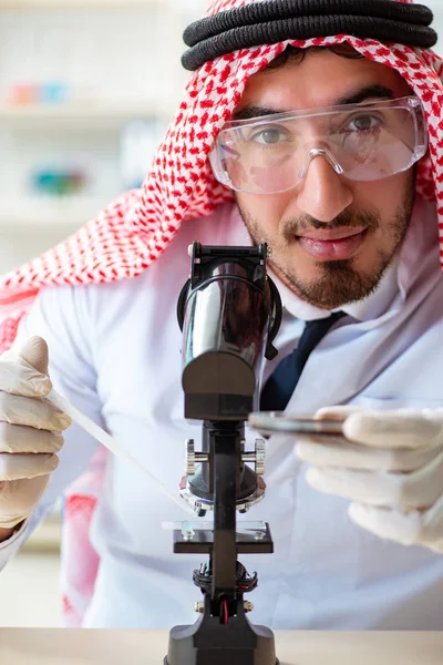 在实验室工作的阿拉伯化学家 — 图库照片
