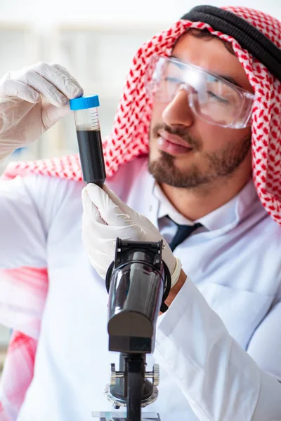 Arabische Chemikerin arbeitet im Laborbüro — Stockfoto