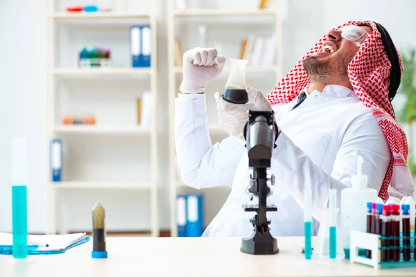 Arabischer Chemiker testet Qualität von Ölbenzin — Stockfoto