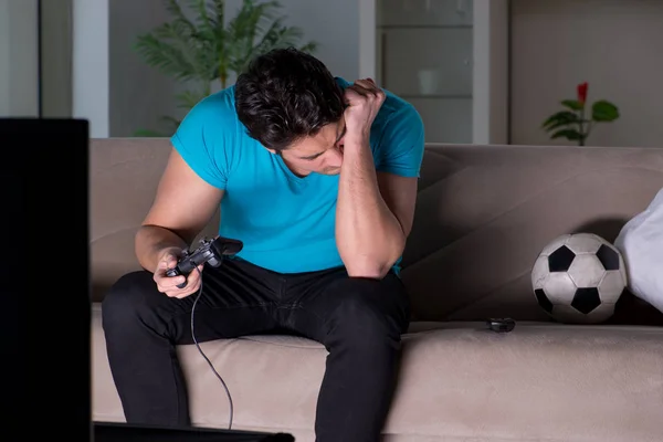 Jovem jogando jogos de computador tarde da noite — Fotografia de Stock