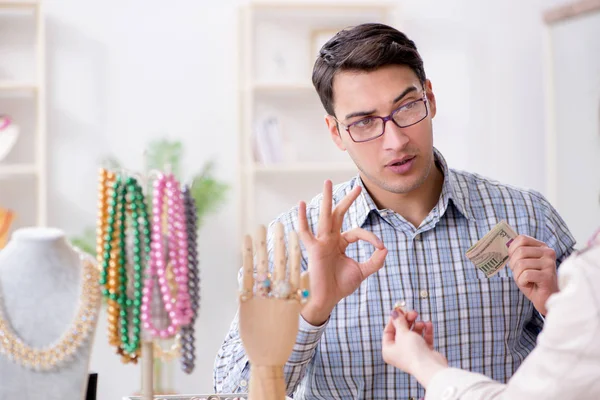 Mujer visitando joyero para evaluación de joyas — Foto de Stock