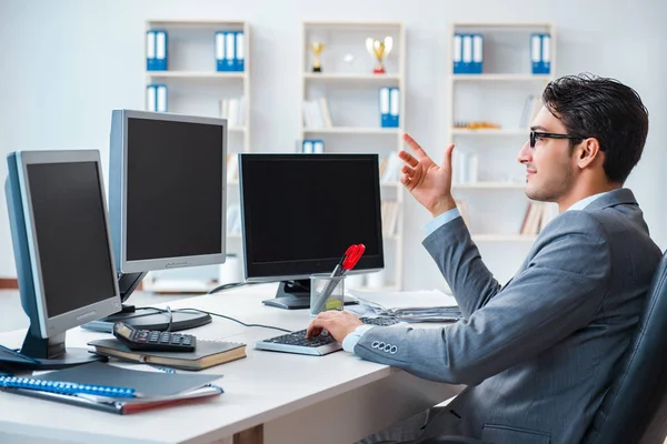 Empresario sentado frente a muchas pantallas —  Fotos de Stock