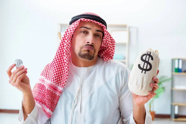Homem árabe com bitcoin no conceito de mineração criptomoeda — Fotografia de Stock