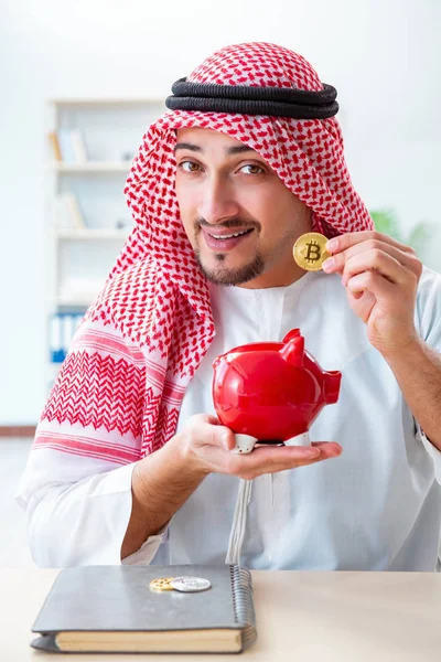 Kripto para madenciliğinde bitcoin kullanan Arap adam.