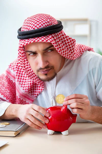 Hombre árabe con bitcoin en concepto de minería criptomoneda — Foto de Stock