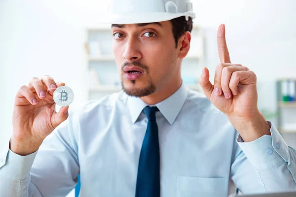 Homem no conceito de negócio de mineração bitcoin — Fotografia de Stock