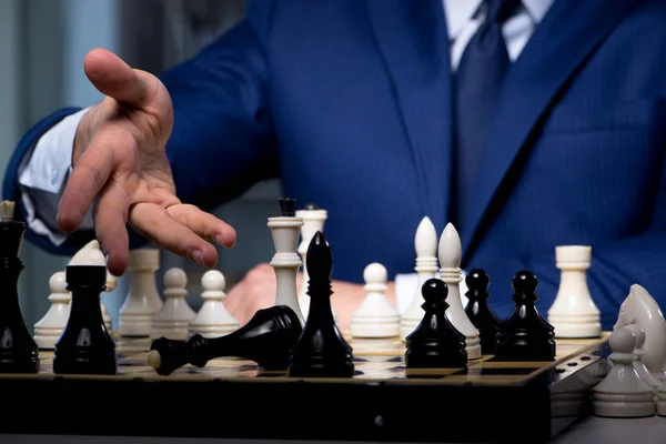 Бизнесмен играет в шахматы в концепции стратегии — стоковое фото