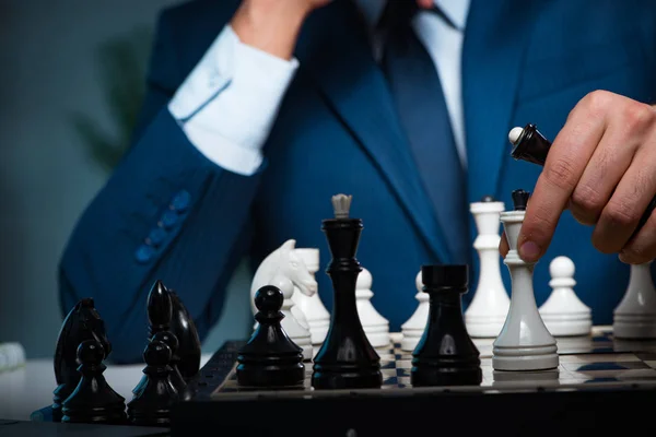 Бізнесмен грає в шахи в концепції стратегії — стокове фото
