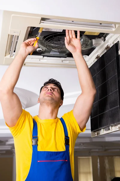 Repairman Repairing Ceiling Air Conditioning Unit — Stock Photo, Image