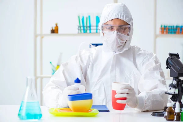 Χημικός Έλεγχος Και Δοκιμή Πλαστικών Πιάτων — Φωτογραφία Αρχείου