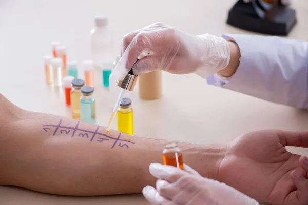 Teste médico reação alérgica do paciente no hospital — Fotografia de Stock