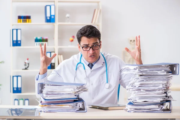 Upptagen läkare med för mycket arbete på sjukhus — Stockfoto