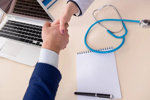 Uomo firma contratto di assicurazione medica — Foto Stock