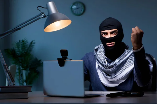 Hacker memakai topeng balaclava meretas komputer — Stok Foto