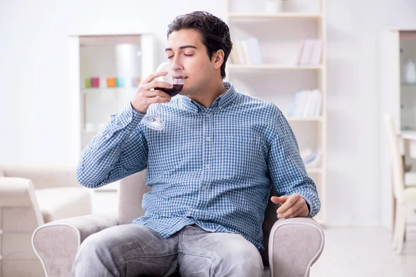 Genç adam evde şarap içiyor. — Stok fotoğraf