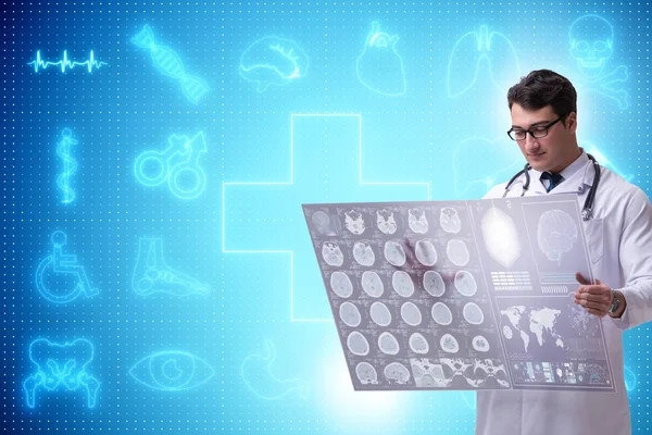 Conceito de telemedicina com médico olhando para a imagem de raios-x — Fotografia de Stock