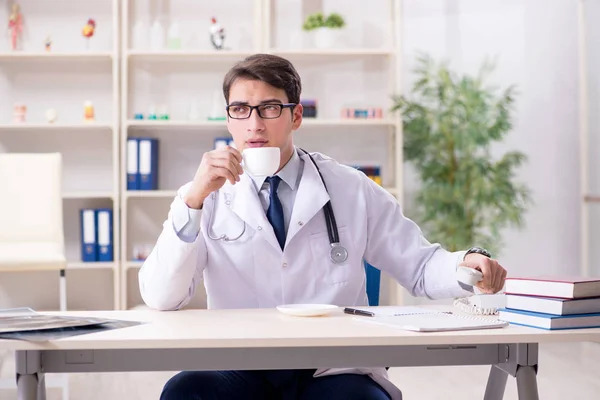 사무실에 앉아 있는 젊은 의사 — 스톡 사진
