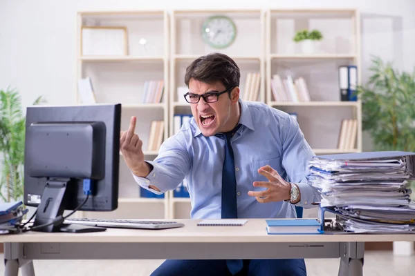 Çok fazla evrak işi yapan yorgun bir işadamı.