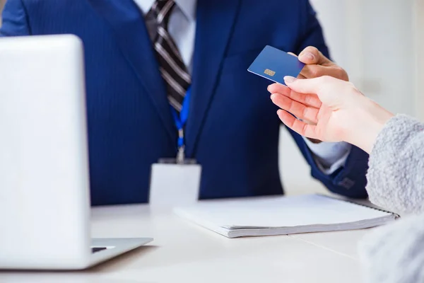 Woman makes payment with credit card — Stock Photo, Image