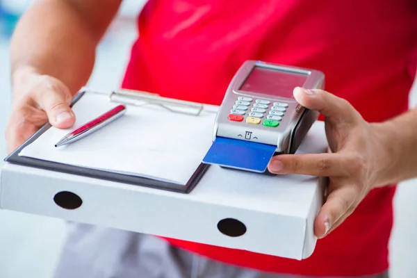 Entrega de pizza sendo paga com pos e cartão de crédito — Fotografia de Stock