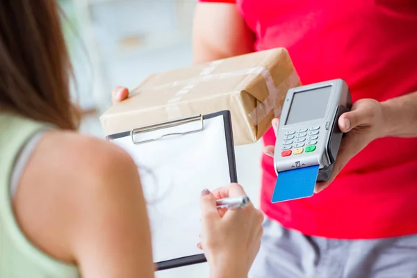 Entrega Encomendas Sendo Paga Com Pos Cartão Crédito — Fotografia de Stock