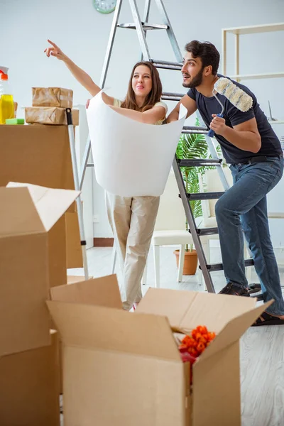 Yeni evdeki kutuları açan genç bir aile.