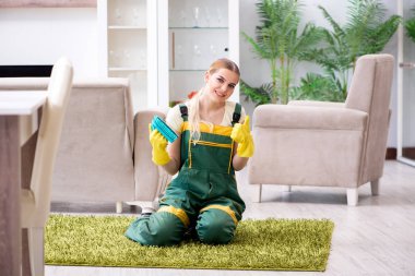 Profesyonel temizlikçi kadın halısı