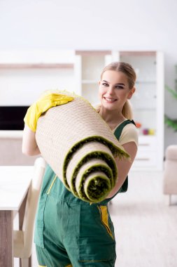 Profesyonel temizlikçi kadın halısı