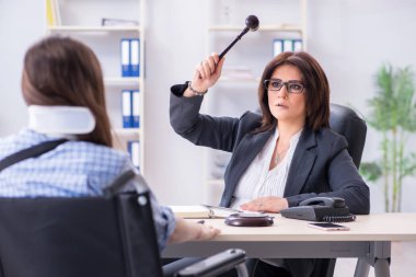 Yaralanan çalışan, sigorta danışmanlığı için ziyaret ediyor.