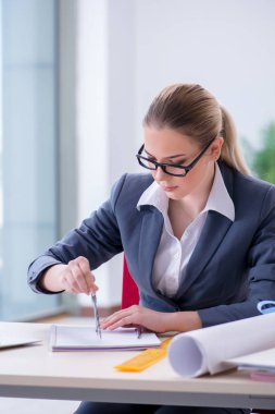 Projede çalışan kadın mimar  