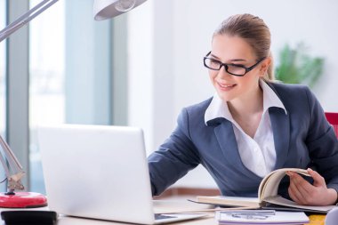 Ofisteki masasında çalışan iş kadını.