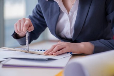 Projede çalışan kadın mimar  