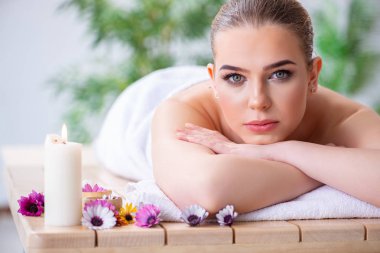 Kaplıcadaki masaj sırasında kadın